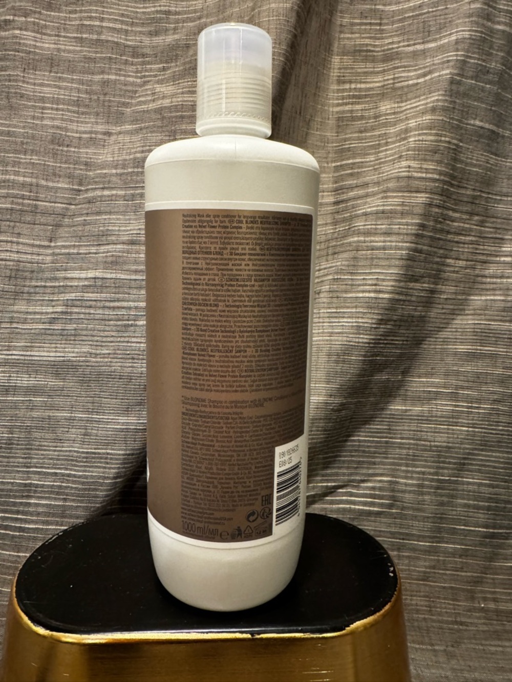 Schwarzkopf BlondMe Cool Blondes Neutralizing Shampoo — White and Bronze - Picture 3 of 3